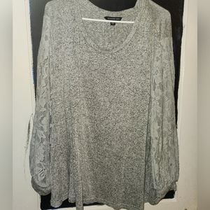 Blouse for women with lace sleeves